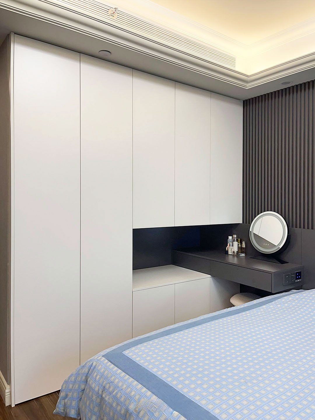 Companion of Smart Living: High-Tech Wardrobe, Convenience for Your Daily Life
